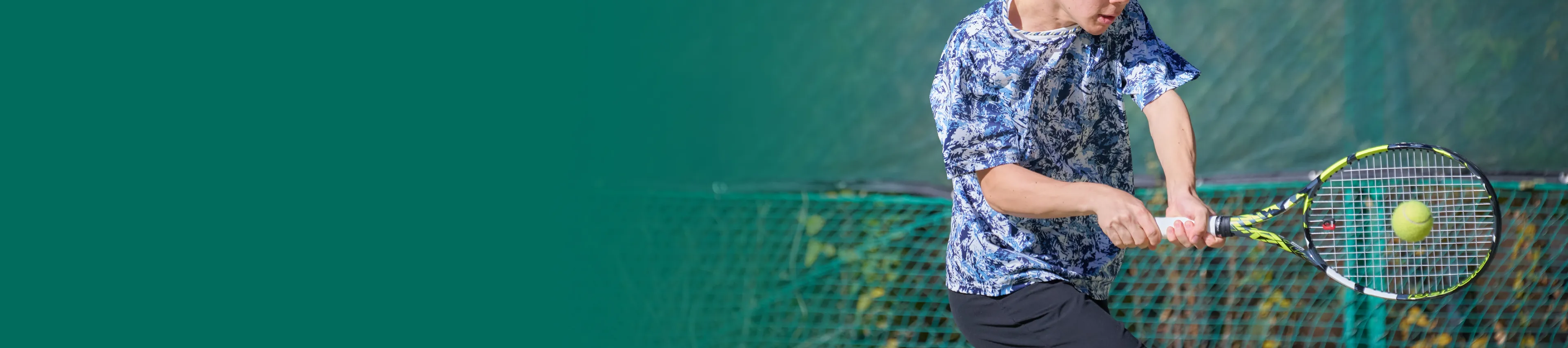 テニスボールを打ち返す瞬間の画像