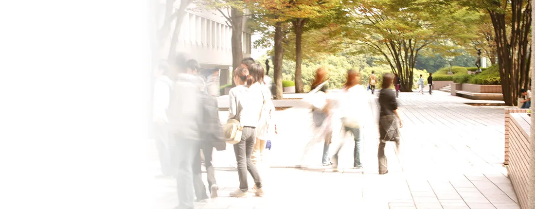 登下校する生徒達とキャンパスの風景