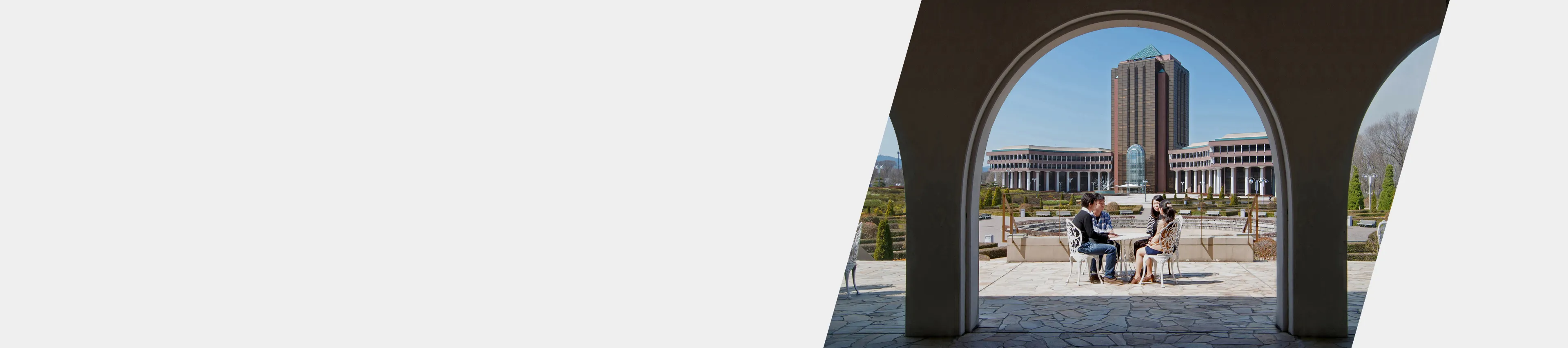 八王子キャンパスのテラス席で談笑する学生たち