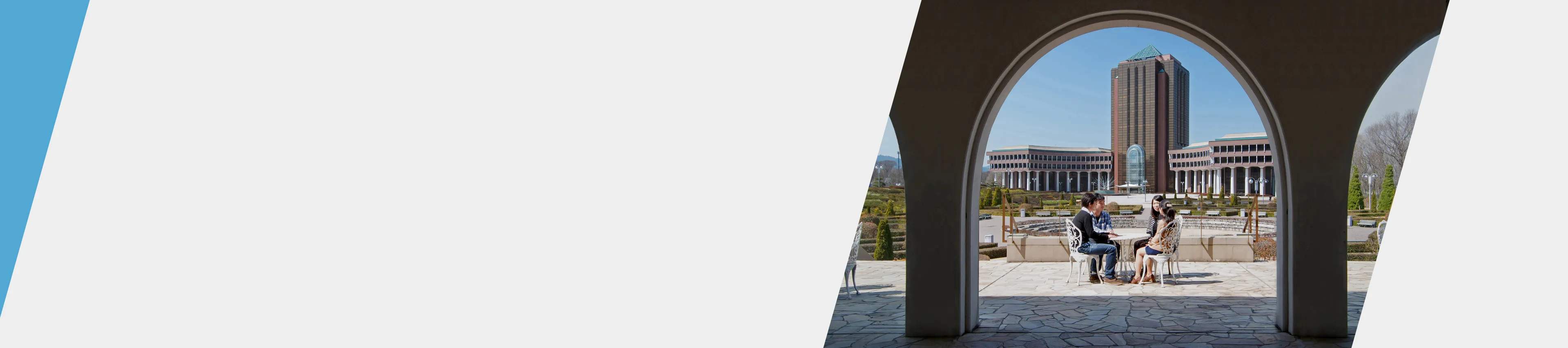 八王子キャンパスのテラス席で談笑する学生たち