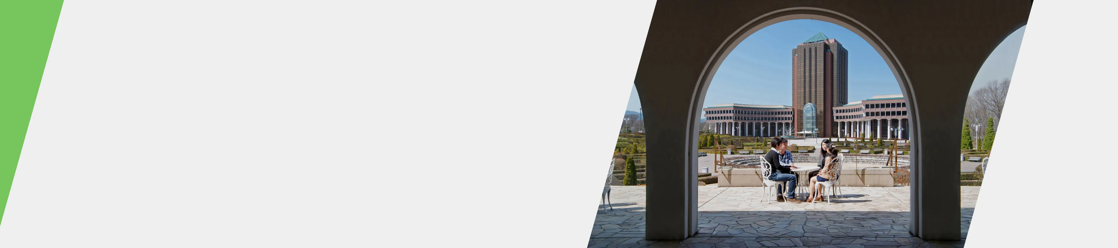 八王子キャンパスのテラス席で談笑する学生たち