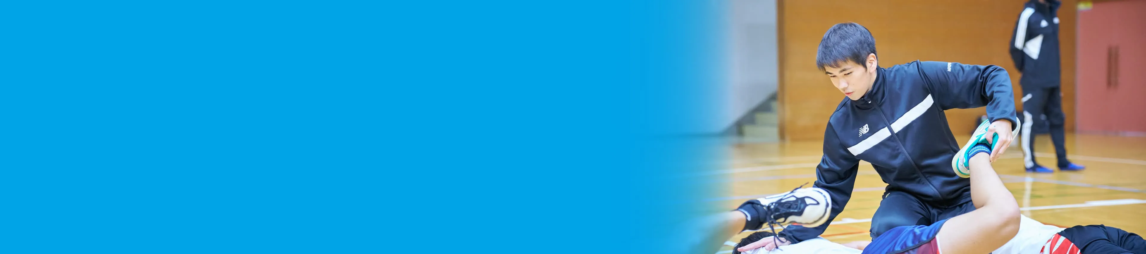 筋力や柔軟などのトレーニングを補助している様子