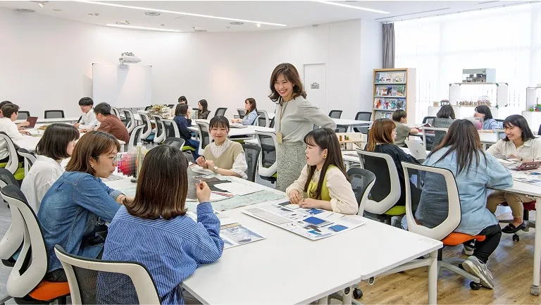 緑のソファとブラウン系の家具でまとめられた温かみのある部屋