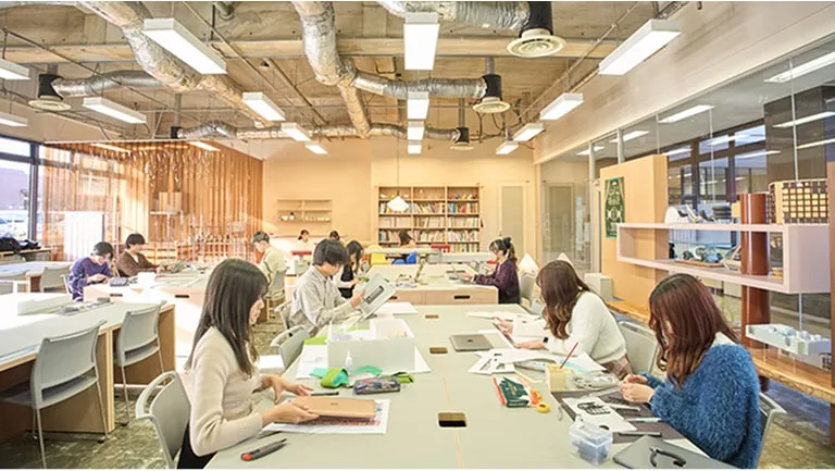 熱心に作業に取り組む学生たち