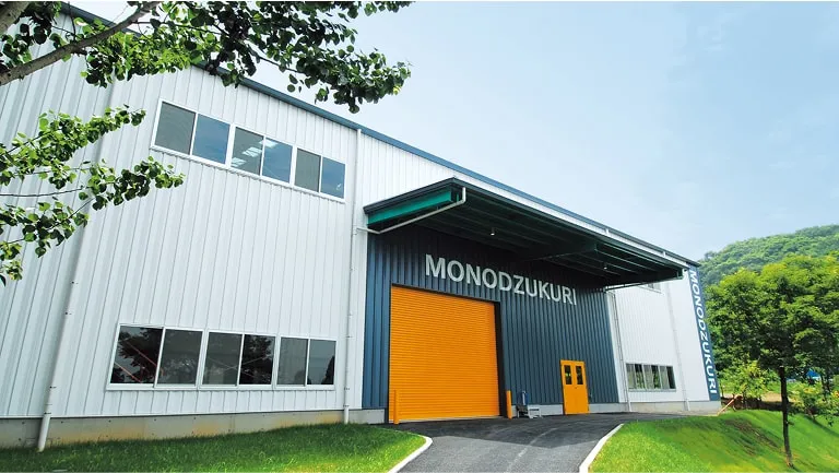 学生たちがデザイン実習室で談笑している様子