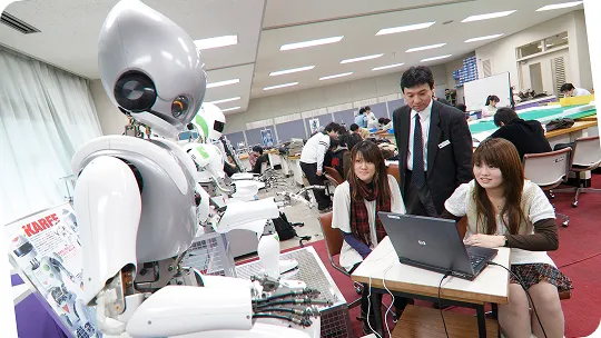 講師が学生たちに指導している様子