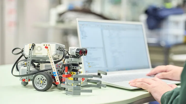 コンピュータプログラムを学習している様子