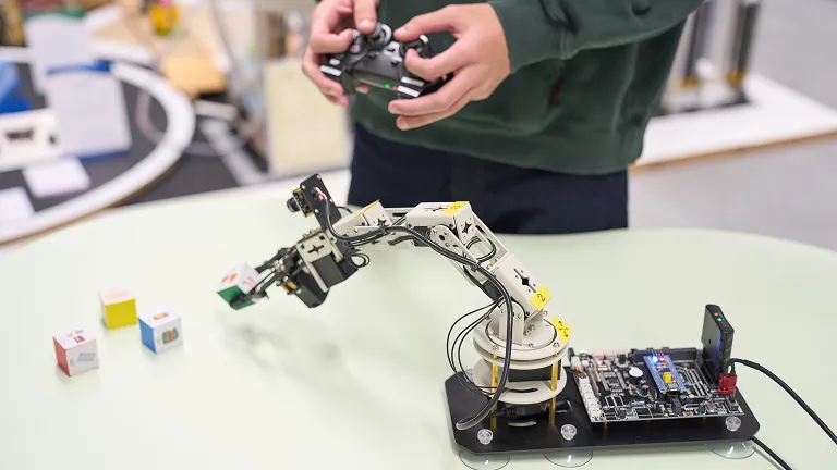 ロボットを動かしている様子