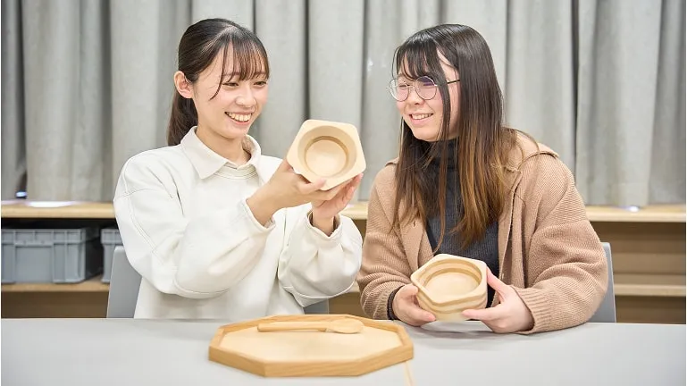 雑貨を手に取りながら会話をする学生たち