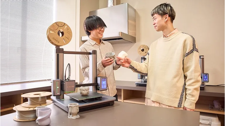 工業製品を手に取りながら会話をする学生たち