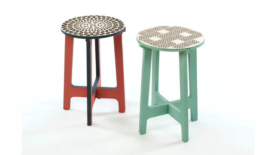 デザインの異なる個性的なふたつの椅子が並んでいる様子