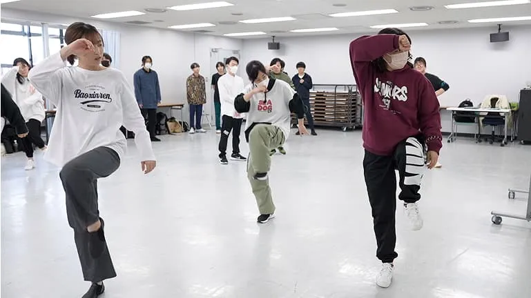 学生たちがダンスの練習をしている様子