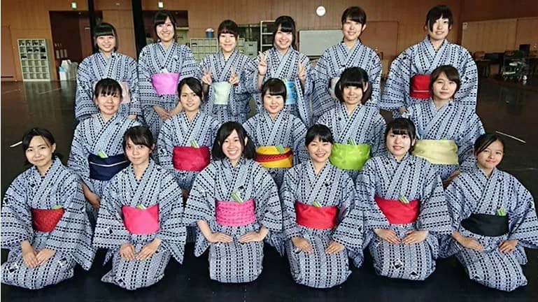 着物姿で正座をしている学生たち