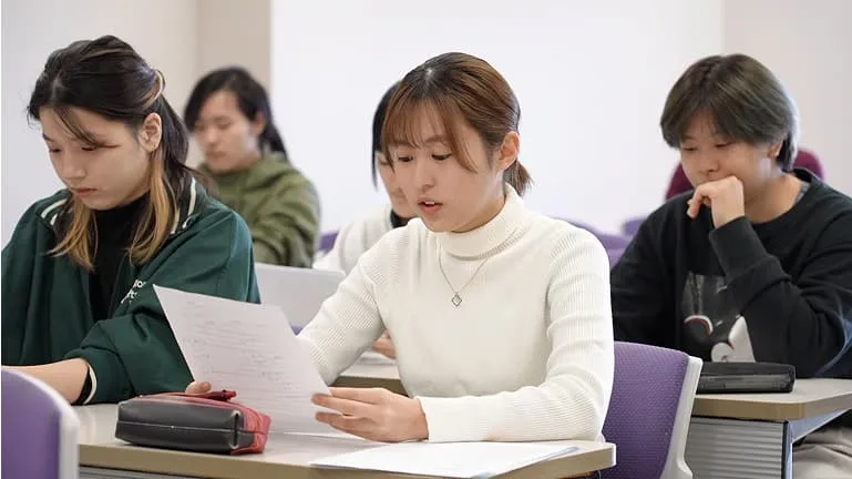 学生が台本を読んでいる様子