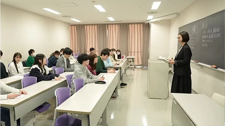 学生たちが授業を受けている様子