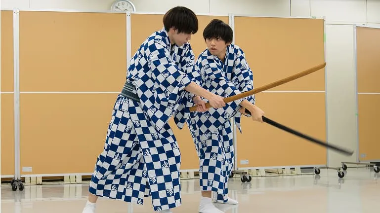 学生たちが殺陣の練習をしている様子