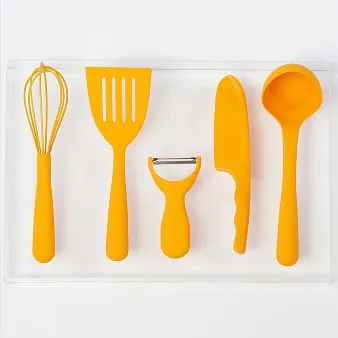 デザインの異なる個性的なふたつの椅子が並んでいる様子