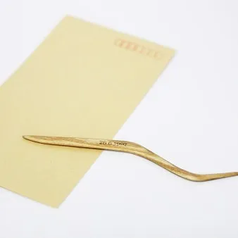 デザインの異なる個性的なふたつの椅子が並んでいる様子