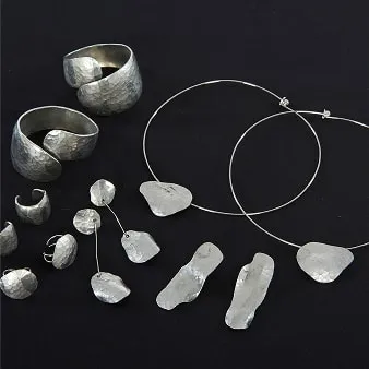 デザインの異なる個性的なふたつの椅子が並んでいる様子