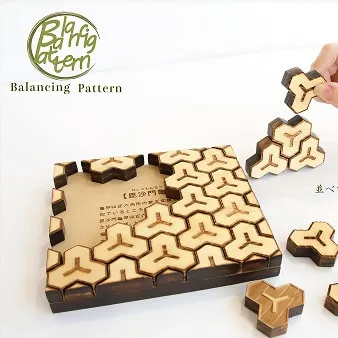 デザインの異なる個性的なふたつの椅子が並んでいる様子