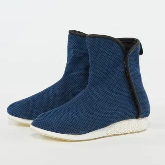 デザインの異なる個性的なふたつの椅子が並んでいる様子