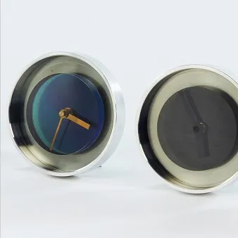 デザインの異なる個性的なふたつの椅子が並んでいる様子