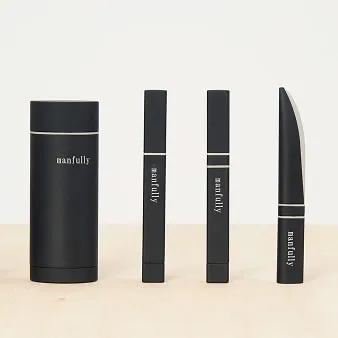 デザインの異なる個性的なふたつの椅子が並んでいる様子