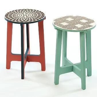 デザインの異なる個性的なふたつの椅子が並んでいる様子