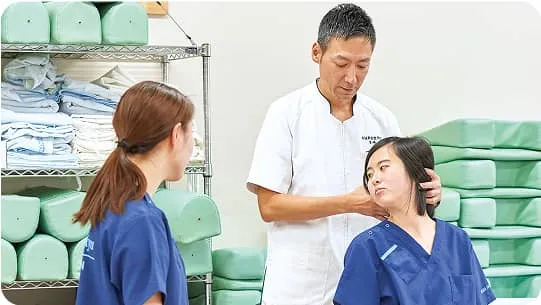 学生たちが施術について学んでいる様子