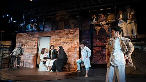 学生たちが出演する「エンジェル」の公演の様子