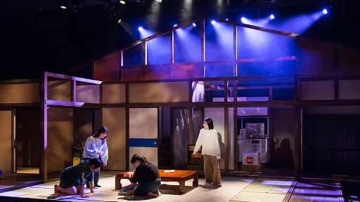 学生たちが出演する「ゼブラ」の公演の様子