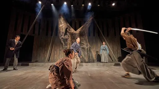 学生たちが出演する「陽だまりの樹」の公演の様子