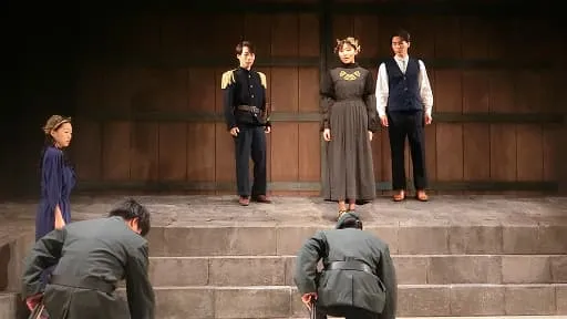 学生たちが出演する「トロイ戦争は起こらない」の公演の様子