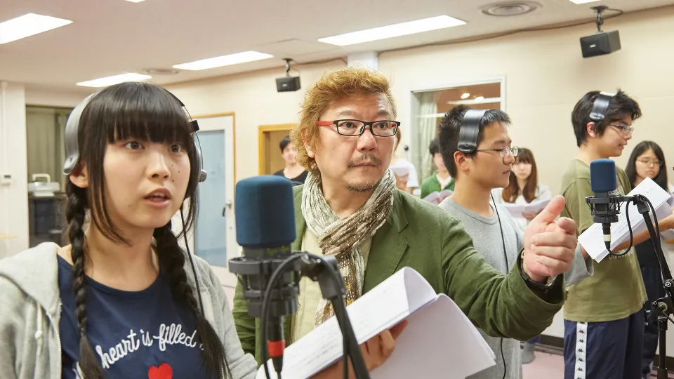 学生が茶風林先生の指導を受けている様子