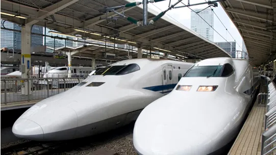 新幹線が駅に並んで停車している様子