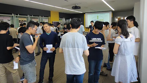 ワークショップに参加した学生たちが真剣に話を聞いている様子