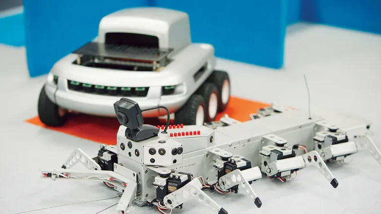 小型のパーソナルロボットが並んでいる写真