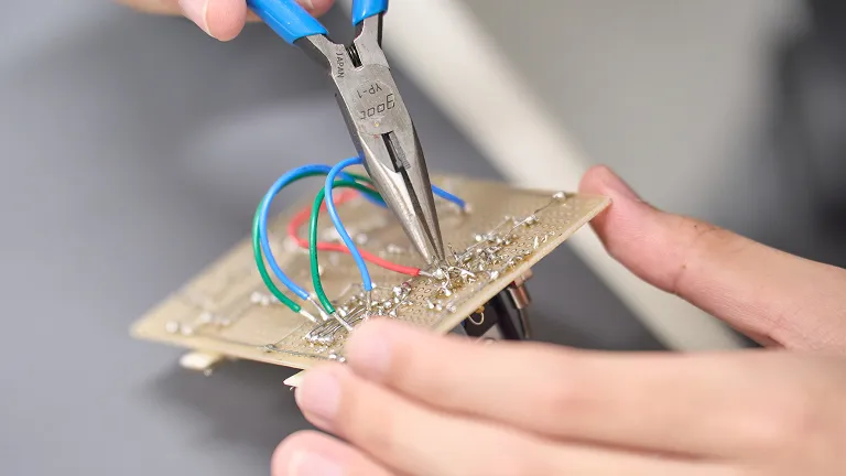 機械の仕組みを学習している様子