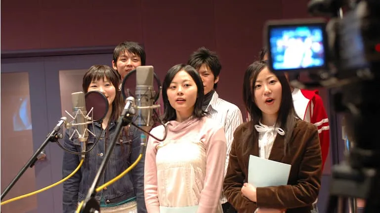 学生たちがマイクに向かっている様子