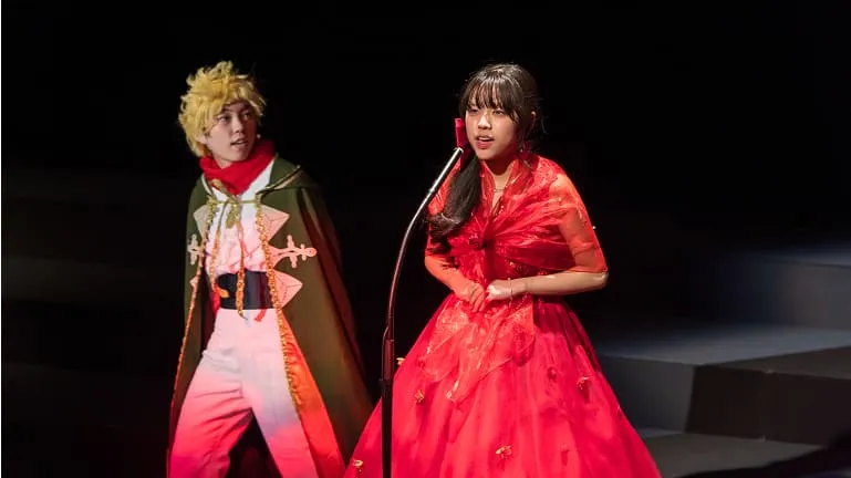 衣装姿の学生が朗読劇をしている様子