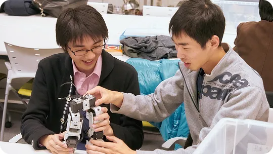 学生たちが制作したロボットに触れている様子
