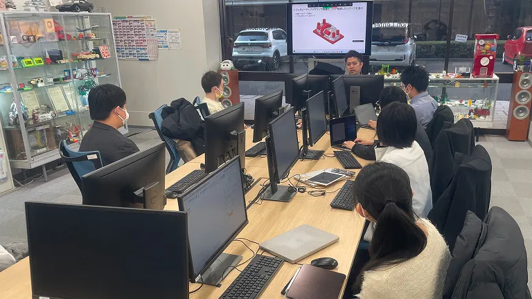 学生たちがPCの前に着席し演習を受けている様子