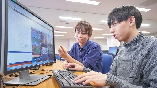 学生がパソコンで作業をしている様子