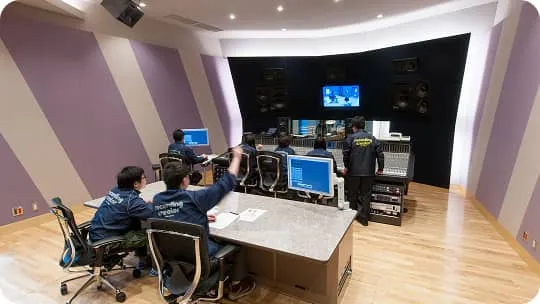 学生たちがレコーディングスタジオで作業している様子