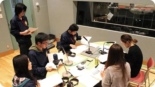 学生たちがマイクの前に座っている様子