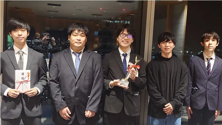 チーム「プリズンブレイク」のメンバーが記念撮影をしている様子