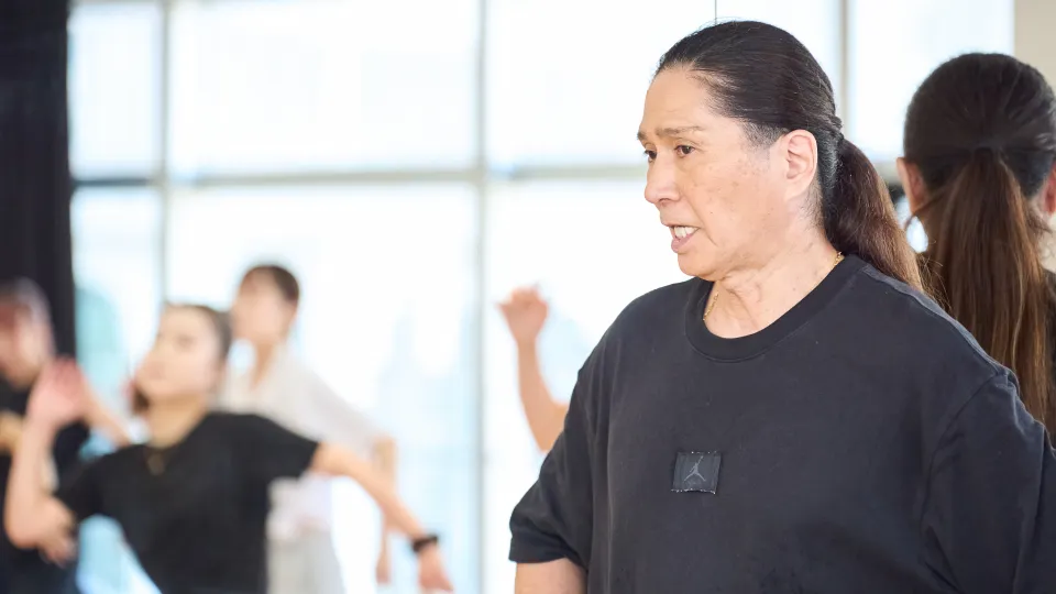 指導をするSAM先生とダンスをする学生たちの様子