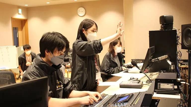 学生たちがFMヨコハマのラジオ番組で働いている様子