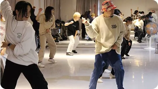 学生たちがダンスを踊っている様子
