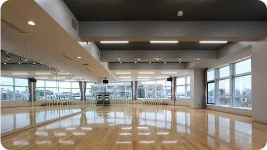 広々としたダンススタジオ